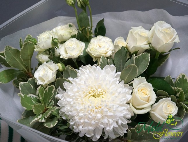 Букет с белой хризантемои и белыми розами ,,Осенний бриз'' Фото